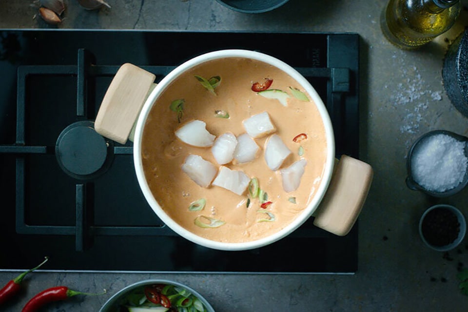 maträtt torsk het soppa med curry och chili